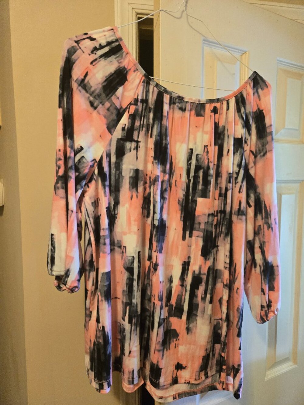 Ellen Tracy free flowing 1Xl tunic style top, in hues pink, black, white, & gray